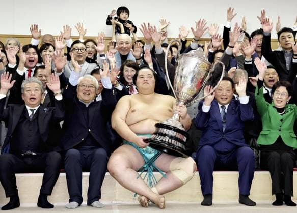 Bilder des Jahres 2024, Sport 11 November Sport Themen der Woche KW47 Sport Bilder des Tages Sumo: Kyushu Grand Sumo Tournament Ozeki Kotozakura celebrates with supporters after winning the 15-day Kyushu Grand Sumo Tournament in Fukuoka, southwestern Japan, on Nov. 24, 2024. (Pool photo)  A14AA0003774591P