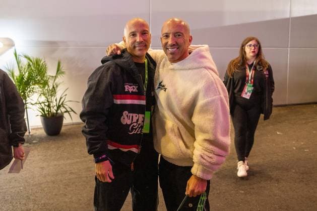 l-r: Brett Oppenheim und sein Bruder der Amerikanischer Immobilienmakler Jason Oppenheim, Grosser Preis von Las Vegas, Motorsport, Herren, Formel 1, Rennen, 23.11.2024 Las Vegas Nevada USA