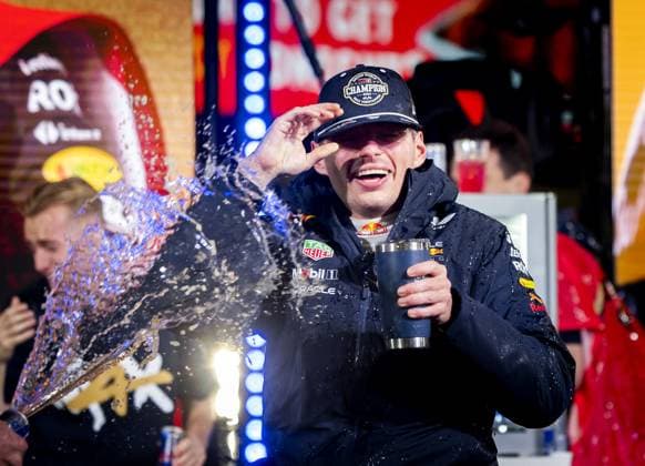 Sport Bilder des Tages LAS VEGAS - Max Verstappen (Red Bull Racing) celebrates winning his fourth world title with his team after the Las Vegas Grand Prix. ANP SEM VAN DER WAL xVIxANPxSportx xxANPxIVx 514152199 originalFilename: 514152199.jpg