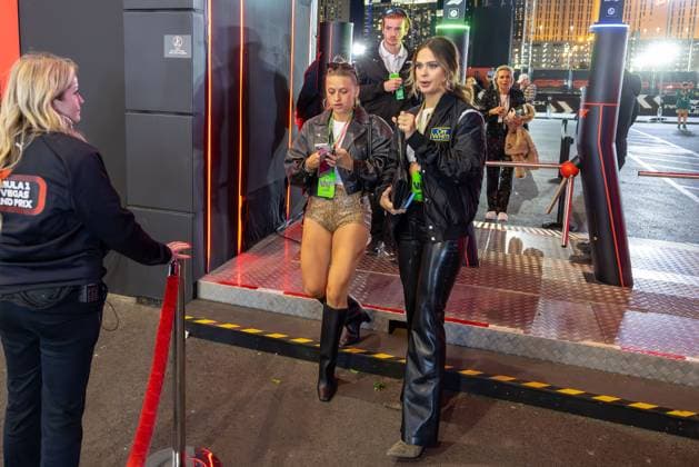 l-r: DJane Xandra Pohl und Bachelore Kelsey Anderson, Grosser Preis von Las Vegas, Motorsport, Herren, Formel 1, Rennen, 23.11.2024 Las Vegas Nevada USA