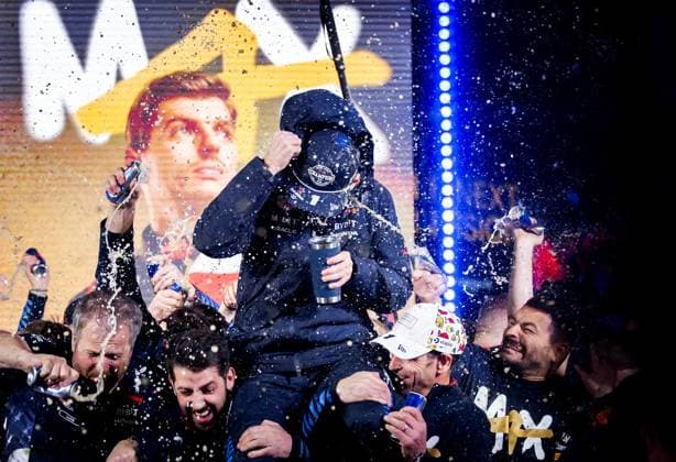 LAS VEGAS - Max Verstappen (Red Bull Racing) celebrates winning his fourth world title with his team after the Las Vegas Grand Prix. ANP SEM VAN DER WAL xVIxANPxSportx xxANPxIVx 514152696 originalFilename: 514152696.jpg