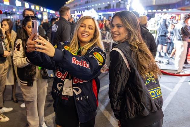 Bachelore Kelsey Anderson mit einem Fan beim Selfie, Grosser Preis von Las Vegas, Motorsport, Herren, Formel 1, Rennen, 23.11.2024 Las Vegas Nevada USA