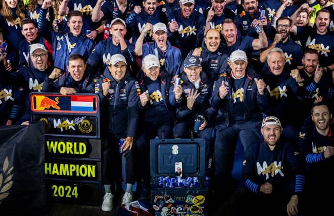 LAS VEGAS - Max Verstappen (Red Bull Racing) celebrates winning his fourth world title with his team after the Las Vegas Grand Prix. ANP SEM VAN DER WAL xVIxANPxSportx xxANPxIVx 514152833 originalFilename: 514152833.jpg