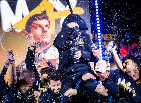 LAS VEGAS - Max Verstappen (Red Bull Racing) celebrates winning his fourth world title with his team after the Las Vegas Grand Prix. ANP SEM VAN DER WAL xVIxANPxSportx xxANPxIVx 514153050 originalFilename: 514153050.jpg