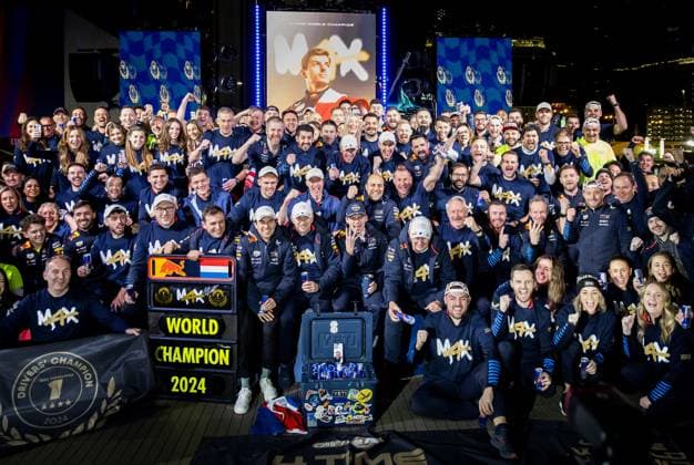 Bilder des Jahres 2024, Sport 11 November Sport Themen der Woche KW47 Sport Bilder des Tages LAS VEGAS - Max Verstappen (Red Bull Racing) celebrates winning his fourth world title with his team after the Las Vegas Grand Prix. ANP SEM VAN DER WAL xVIxANPxSportx xxANPxIVx 514154644 originalFilename: 514154644.jpg