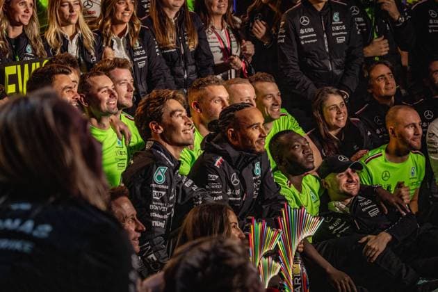Teamfoto von Mercedes, nach dem Doppelsieg von George Russell (UK, Mercedes AMG Petronas F1 Team 63) und Lewis Hamilton (UK, Mercedes AMG Petronas F1 Team 44) USA, Formel 1 Weltmeisterschaft, Grand Prix von Las Vegas, Las Vegas Strip Circuit, 23.11.2024 USA, Formel 1 Weltmeisterschaft, Grand Prix von Las Vegas, Las Vegas Strip Circuit, 23.11.2024 Las Vegas Copyright: xEibner-Pressefoto ThomasxFuesslerx EP_TFR