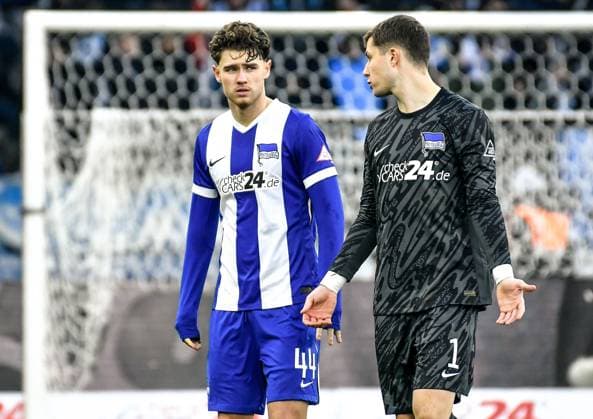 Fussball - 2.Bundesliga, Hertha BSC Berlin - SSV Ulm 1846 23.11.2024, xdanx, Fussball - 2.Bundesliga, Hertha BSC Berlin - SSV Ulm 1846 v.l. Linus Gechter (Hertha BSC 44),Tjark Ernst (Hertha BSC 1) im Gespraech, enttaeuscht, schaut enttaeuscht, niedergeschlagen, disappointed (DFL DFB REGULATIONS PROHIBIT ANY USE OF PHOTOGRAPHS as IMAGE SEQUENCES and or QUASI-VIDEO) Daniel Lakomski Mix1 Berlin Olympiastadion Berlin Berlin Deutschland (DE) Copyright: xDanielxLakomskix