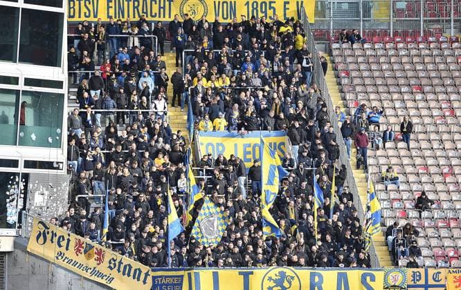 24.11.2024, xhbx, Fussball 2.Bundesliga, 1.FC Kaiserslautern - Eintracht Braunschweig emspor, v.l. Fans, Stimmung, Schal, Fahne von Eintracht Braunschweig (DFL DFB REGULATIONS PROHIBIT ANY USE OF PHOTOGRAPHS as IMAGE SEQUENCES and or QUASI-VIDEO) Kaiserslautern