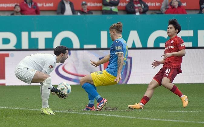 24.11.2024, xhbx, Fussball 2.Bundesliga, 1.FC Kaiserslautern - Eintracht Braunschweig emspor, v.l. Marko Johansson (Eintracht Braunschweig), Kevin Ehlers (Eintracht Braunschweig), Daisuke Yokota (1. FC Kaiserslautern) (DFL DFB REGULATIONS PROHIBIT ANY USE OF PHOTOGRAPHS as IMAGE SEQUENCES and or QUASI-VIDEO) Kaiserslautern
