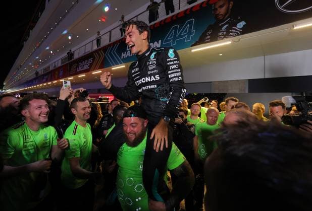 FORMULA 1 HEINEKEN SILVER LAS VEGAS GRAND PRIX 2024 24.11.2024, Las Vegas Street Circuit, Las Vegas, FORMULA 1 HEINEKEN SILVER LAS VEGAS GRAND PRIX 2024 ,im Bild George Russell (GBR), Mercedes-AMG Petronas Formula One Team feiert den Sieg mit seinem Team.