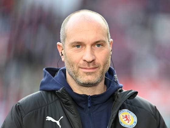 Fussball - 2. Bundesliga - Saison 2024 25 1. FC Kaiserslautern 24.11.2024 Fritz-Walter-Stadion 1. FC Kaiserslautern (fck) - Eintracht Braunschweig (bs) Trainer Daniel SCHERNING (Eintracht Braunschweig) 1. FC Kaiserslautern