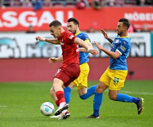 Fussball - 2. Bundesliga - Saison 2024 25 1. FC Kaiserslautern 24.11.2024 Fritz-Walter-Stadion 1. FC Kaiserslautern (fck) - Eintracht Braunschweig (bs) Filip KALOC (1. FC Kaiserslautern), li, erzielt das 1:0, re: Robin KRAUSSE (Eintracht Braunschweig) 1. FC Kaiserslautern