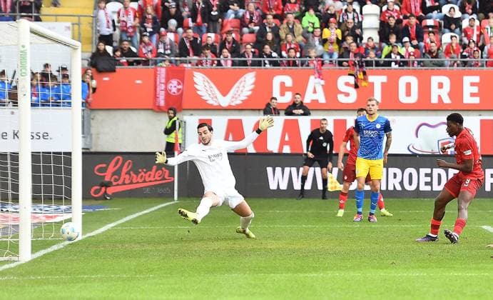 24.11.2024, xhbx, Fussball 2.Bundesliga, 1.FC Kaiserslautern - Eintracht Braunschweig emspor, v.l. Goal scored, Tor zum 2:0 Marko Johansson (Eintracht Braunschweig), Ragnar Ache (1. FC Kaiserslautern) (DFL DFB REGULATIONS PROHIBIT ANY USE OF PHOTOGRAPHS as IMAGE SEQUENCES and or QUASI-VIDEO) Kaiserslautern