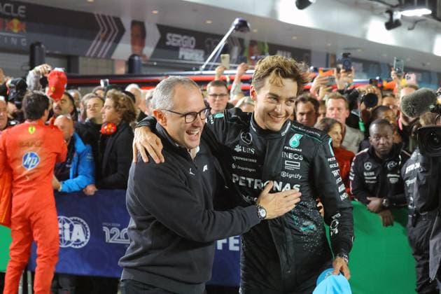 23.11.2024, Las Vegas Street Circuit, Las Vegas, FORMULA 1 HEINEKEN SILVER LAS VEGAS GRAND PRIX 2024 ,im Bild Formel 1 Chef Stefano Domenicali gratuliert George Russell (GBR), Mercedes-AMG Petronas Formula One Team zum Sieg. (Photo by Hasan Bratic DeFodi Images) Defodi-506_20241123_hbr_6102