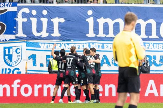 24.11.2024, Fussball, GER, Saison, 2.Liga, Saision 2024 2025, 13. Spieltag, SSV Jahn Regensburg - 1. FC Magdeburg Jubel nach dem 1:0 für Magdeburg durch Mohammed El Hankouri DFL REGULATIONS PROHIBIT ANY USE OF PHOTOGRAPHS AS IMAGE SEQUENCES AND OR QUASI-VIDEO. Regensburg Bayern Deutschland Jahnstadion Regensburg