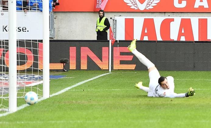 24.11.2024, xhbx, Fussball 2.Bundesliga, 1.FC Kaiserslautern - Eintracht Braunschweig emspor, v.l. Goal scored, Tor zum 3:1 durch Daniel Hanslik (1. FC Kaiserslautern), Marko Johansson (Eintracht Braunschweig) (DFL DFB REGULATIONS PROHIBIT ANY USE OF PHOTOGRAPHS as IMAGE SEQUENCES and or QUASI-VIDEO) Kaiserslautern