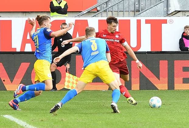 24.11.2024, xhbx, Fussball 2.Bundesliga, 1.FC Kaiserslautern - Eintracht Braunschweig emspor, v.l. Goal scored, Tor zum 3:1 Kevin Ehlers (Eintracht Braunschweig), Paul Jaeckel (Eintracht Braunschweig), Daniel Hanslik (1. FC Kaiserslautern) (DFL DFB REGULATIONS PROHIBIT ANY USE OF PHOTOGRAPHS as IMAGE SEQUENCES and or QUASI-VIDEO) Kaiserslautern