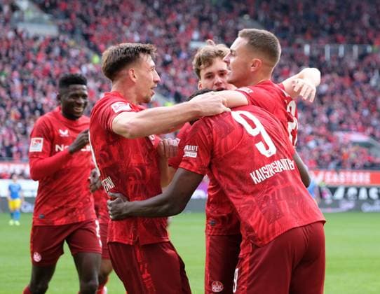 Fussball - 2. Bundesliga - Saison 2024 25 1. FC Kaiserslautern 24.11.2024 Fritz-Walter-Stadion 1. FC Kaiserslautern (fck) - Eintracht Braunschweig (bs) Filip KALOC (1. FC Kaiserslautern), re, nach dem 1:0Daniel HANSLIK (1. FC Kaiserslautern),li, Ragnar ACHE (1. FC Kaiserslautern) mi 1. FC Kaiserslautern