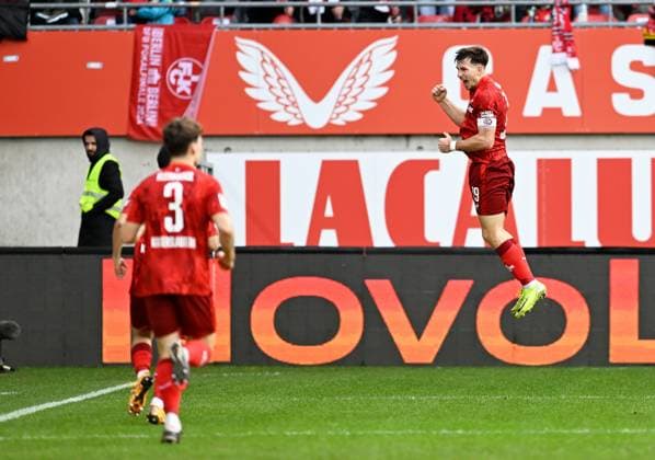 Fussball - 2. Bundesliga - Saison 2024 25 1. FC Kaiserslautern 24.11.2024 Fritz-Walter-Stadion 1. FC Kaiserslautern (fck) - Eintracht Braunschweig (bs) Daniel HANSLIK (1. FC Kaiserslautern), fliegt nach dem 3:1 1. FC Kaiserslautern