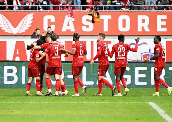 Fussball - 2. Bundesliga - Saison 2024 25 1. FC Kaiserslautern 24.11.2024 Fritz-Walter-Stadion 1. FC Kaiserslautern (fck) - Eintracht Braunschweig (bs) Nach dem 2:0 durch Ragnar ACHE (1. FC Kaiserslautern), 2.v.li: eilen alle zum Jubeln herbei 1. FC Kaiserslautern