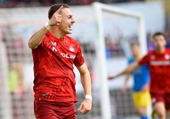 Fussball - 2. Bundesliga - Saison 2024 25 1. FC Kaiserslautern 24.11.2024 Fritz-Walter-Stadion 1. FC Kaiserslautern (fck) - Eintracht Braunschweig (bs) Torschütze zum 1:0: Filip KALOC (1. FC Kaiserslautern) 1. FC Kaiserslautern