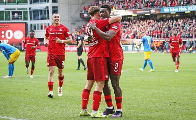 24.11.2024, xmohx, Fussball 2.Bundesliga, 1.FC Kaiserslautern - Eintracht Braunschweig emspor, v.l. Kaiserslautern bejubelt das 2-1 durch Ragnar Ache , gemeinsam mit Daniel Hanslik (DFL DFB REGULATIONS PROHIBIT ANY USE OF PHOTOGRAPHS as IMAGE SEQUENCES and or QUASI-VIDEO) Kaiserslautern
