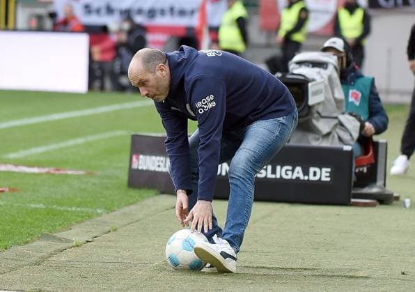 24.11.2024, xhbx, Fussball 2.Bundesliga, 1.FC Kaiserslautern - Eintracht Braunschweig emspor, v.l. Trainer Daniel Scherning (Eintracht Braunschweig) (DFL DFB REGULATIONS PROHIBIT ANY USE OF PHOTOGRAPHS as IMAGE SEQUENCES and or QUASI-VIDEO) Kaiserslautern
