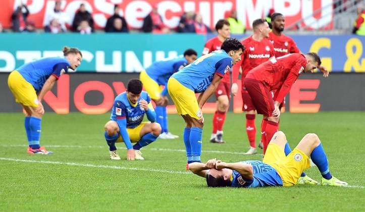 24.11.2024, xhbx, Fussball 2.Bundesliga, 1.FC Kaiserslautern - Eintracht Braunschweig emspor, v.l. Spieler, Mannschaft von Eintracht Braunschweig enttaeuscht, enttaeuscht schauend, dissapointed nach Abpfiff (DFL DFB REGULATIONS PROHIBIT ANY USE OF PHOTOGRAPHS as IMAGE SEQUENCES and or QUASI-VIDEO) Kaiserslautern