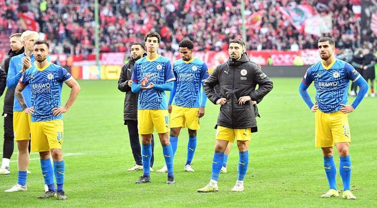 24.11.2024, xhbx, Fussball 2.Bundesliga, 1.FC Kaiserslautern - Eintracht Braunschweig emspor, v.l. Spieler, Mannschaft von Eintracht Braunschweig enttaeuscht, enttaeuscht schauend, dissapointed nach Abpfiff (DFL DFB REGULATIONS PROHIBIT ANY USE OF PHOTOGRAPHS as IMAGE SEQUENCES and or QUASI-VIDEO) Kaiserslautern