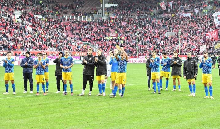 24.11.2024, xhbx, Fussball 2.Bundesliga, 1.FC Kaiserslautern - Eintracht Braunschweig emspor, v.l. Spieler, Mannschaft von Eintracht Braunschweig enttaeuscht, enttaeuscht schauend, dissapointed nach Abpfiff (DFL DFB REGULATIONS PROHIBIT ANY USE OF PHOTOGRAPHS as IMAGE SEQUENCES and or QUASI-VIDEO) Kaiserslautern