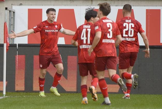 24.11.2024, xhbx, Fussball 2.Bundesliga, 1.FC Kaiserslautern - Eintracht Braunschweig emspor, v.l. Torjubel, Goal celebration, celebrate the goal 3:1 durch Daniel Hanslik (1. FC Kaiserslautern) (DFL DFB REGULATIONS PROHIBIT ANY USE OF PHOTOGRAPHS as IMAGE SEQUENCES and or QUASI-VIDEO) Kaiserslautern