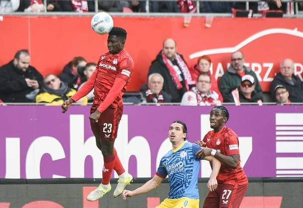24.11.2024, xhbx, Fussball 2.Bundesliga, 1.FC Kaiserslautern - Eintracht Braunschweig emspor, v.l. Afeez Aremu (1. FC Kaiserlautern), Rayan Philippe (Eintracht Braunschweig), Frank Ronstadt (1. FC Kaiserslautern) (DFL DFB REGULATIONS PROHIBIT ANY USE OF PHOTOGRAPHS as IMAGE SEQUENCES and or QUASI-VIDEO) Kaiserslautern