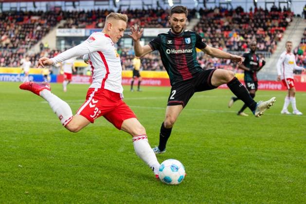 Sport Bilder des Tages 24.11.2024, Fussball, GER, Saison, 2.Liga, Saision 2024 2025, 13. Spieltag, SSV Jahn Regensburg - 1. FC Magdeburg Kai Pröger (SSV Jahn Regensburg) gegen Samuel Loric DFL REGULATIONS PROHIBIT ANY USE OF PHOTOGRAPHS AS IMAGE SEQUENCES AND OR QUASI-VIDEO. Regensburg Bayern Deutschland Jahnstadion Regensburg