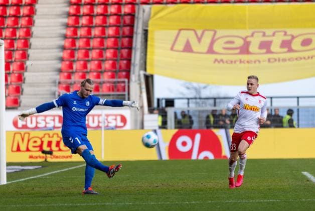 24.11.2024, Fussball, GER, Saison, 2.Liga, Saision 2024 2025, 13. Spieltag, SSV Jahn Regensburg - 1. FC Magdeburg Dominik Reimann (Magdeburg) vor Kai Pröger (SSV Jahn Regensburg) DFL REGULATIONS PROHIBIT ANY USE OF PHOTOGRAPHS AS IMAGE SEQUENCES AND OR QUASI-VIDEO. Regensburg Bayern Deutschland Jahnstadion Regensburg