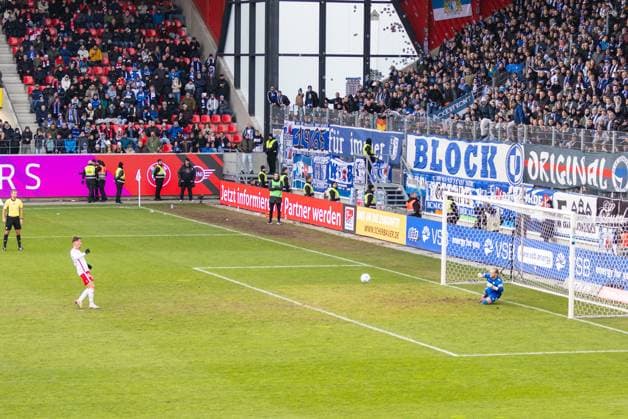 24.11.2024, Fussball, GER, Saison, 2.Liga, Saision 2024 2025, 13. Spieltag, SSV Jahn Regensburg - 1. FC Magdeburg Dominik Reimann pariert den Elfmeter von Christian Viet (SSV Jahn Regensburg) DFL REGULATIONS PROHIBIT ANY USE OF PHOTOGRAPHS AS IMAGE SEQUENCES AND OR QUASI-VIDEO. Regensburg Bayern Deutschland Jahnstadion Regensburg