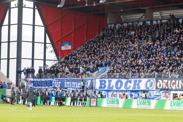 24.11.2024, Fussball, GER, Saison, 2.Liga, Saision 2024 2025, 13. Spieltag, SSV Jahn Regensburg - 1. FC Magdeburg Die Magdeburger Spieler feiern mit dem mitgereisten Anhang den 1:0 Auswärtssieg DFL REGULATIONS PROHIBIT ANY USE OF PHOTOGRAPHS AS IMAGE SEQUENCES AND OR QUASI-VIDEO. Regensburg Bayern Deutschland Jahnstadion Regensburg