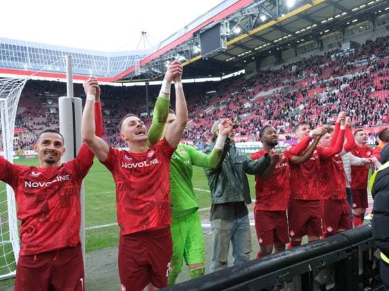 Fussball - 2. Bundesliga - Saison 2024 25 1. FC Kaiserslautern 24.11.2024 Fritz-Walter-Stadion 1. FC Kaiserslautern (fck) - Eintracht Braunschweig (bs) 3:2 Vor der Westkurve: Kenny Prince REDONDO (1. FC Kaiserslautern), Filip KALOC (1. FC Kaiserslautern), Torwart Julian KRAHL (1. FC Kaiserslautern), v.li. 1. FC Kaiserslautern