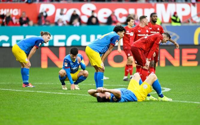 Fussball - 2. Bundesliga - Saison 2024 25 1. FC Kaiserslautern 24.11.2024 Fritz-Walter-Stadion 1. FC Kaiserslautern (fck) - Eintracht Braunschweig (bs) 3:2 Enttäuschung bei den Braunschweigern mi: Johan GOMEZ (Eintracht Braunschweig) 1. FC Kaiserslautern