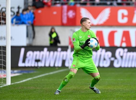 Fussball - 2. Bundesliga - Saison 2024 25 1. FC Kaiserslautern 24.11.2024 Fritz-Walter-Stadion 1. FC Kaiserslautern (fck) - Eintracht Braunschweig (bs) 3:2 Torwart Julian KRAHL (1. FC Kaiserslautern), Aktion mit Ball 1. FC Kaiserslautern