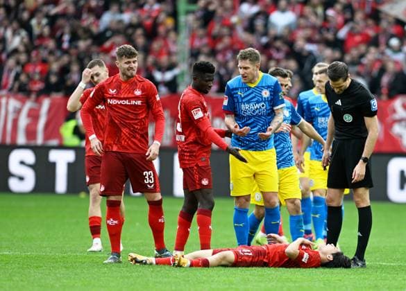 Fussball - 2. Bundesliga - Saison 2024 25 1. FC Kaiserslautern 24.11.2024 Fritz-Walter-Stadion 1. FC Kaiserslautern (fck) - Eintracht Braunschweig (bs) 3:2 Rudelbildung um den verletzt am Boden liegenden Daisuke YOKOTA (1. FC Kaiserslautern) 1. FC Kaiserslautern