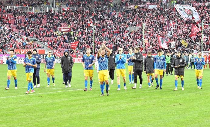 24.11.2024, xhbx, Fussball 2.Bundesliga, 1.FC Kaiserslautern - Eintracht Braunschweig emspor, v.l. Spieler, Mannschaft von Eintracht Braunschweig bei den Fans nach dem Abpfiff (DFL DFB REGULATIONS PROHIBIT ANY USE OF PHOTOGRAPHS as IMAGE SEQUENCES and or QUASI-VIDEO) Kaiserslautern