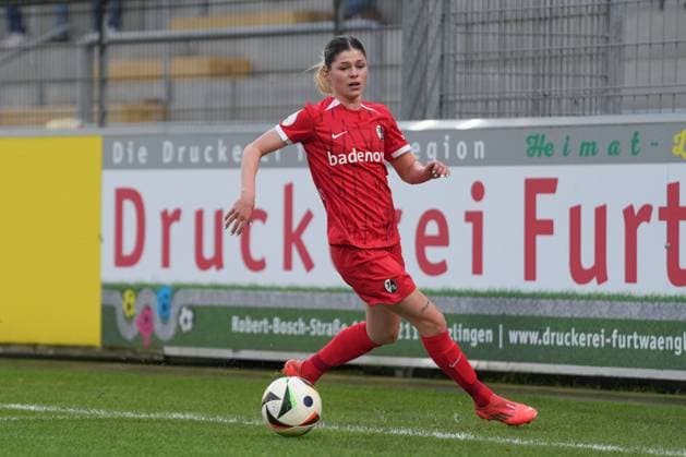 Eileen Campbell (SC Freiburg, 10) am Ball , Fussball, DFB-Pokal der Frauen, Achtelfinale.Spieltag, 2024 2025, SC Freiburg vs. FC Bayern München, 24.11.2024, Dreisamstadion, Freiburg, Deutschland DFB REGULATIONS PROHIBIT ANY USE OF PHOTOGRAPHS AS IMAGE SEQUENCES AND OR QUASI-VIDEO. Freiburg Dreisamstadion Baden-Wuerttemberg Deutschland Copyright: xArnexAmbergx