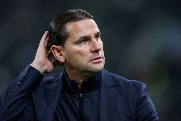 24.11.2024, Fußball, Borussia Mönchengladbach - FC St. Pauli, 1. Fußball Bundesliga, Borussia-Park, Saison 2024 2025: Trainer Gerardo Seoane (Cheftrainer Mönchengladbach) greift sich vor dem Spiel an den Kopf DFB regulations prohibit any use of photographs as image sequences and or quasi-video. Nordrhein-Westfalen Deutschland