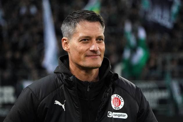Fussball, 1.BL Saison 2024 2025 Borussia Mönchengladbach vs FC St.Pauli , 24.11.2024, Stadion im Borussia Park Mönchengladbach, Alexander Blessin, Trainer FC St.Pauli Aktion, Einzelbild *** Soccer, 1 BL Season 2024 2025 Borussia Mönchengladbach vs FC St Pauli , 24 11 2024, Stadion im Borussia Park Mönchengladbach, Alexander Blessin, Coach FC St Pauli Action, Single Image