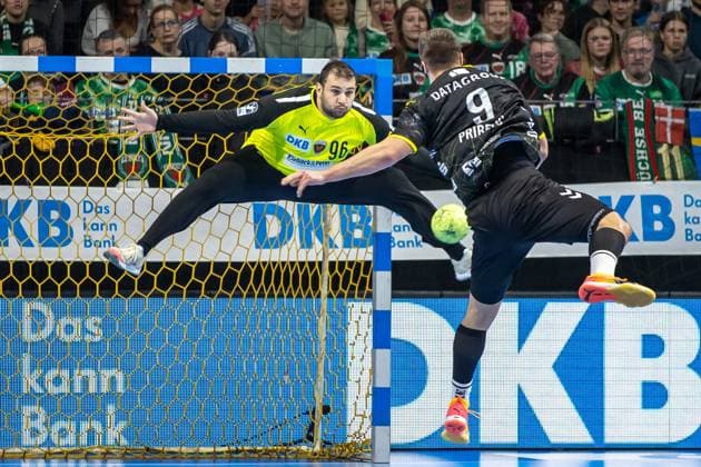 Bilder des Jahres 2024, Sport 11 November Sport Themen der Woche KW47 Sport Bilder des Tages Berlin, 24.11.24, Handball: Bundesliga, Fuechse Berlin - TVB Stuttgart, 11. Spieltag, Max-Schmeling-Halle. Gianfranco Pribetic von TVB Stuttgart wirft den Ball auf das Tor. Fuechse Berlin - TVB Stuttgart *** Berlin, 24 11 24, Handball Bundesliga, Fuechse Berlin TVB Stuttgart, 11 Matchday, Max Schmeling Halle Gianfranco Pribetic of TVB Stuttgart throws the ball at the goal Fuechse Berlin TVB Stuttgart