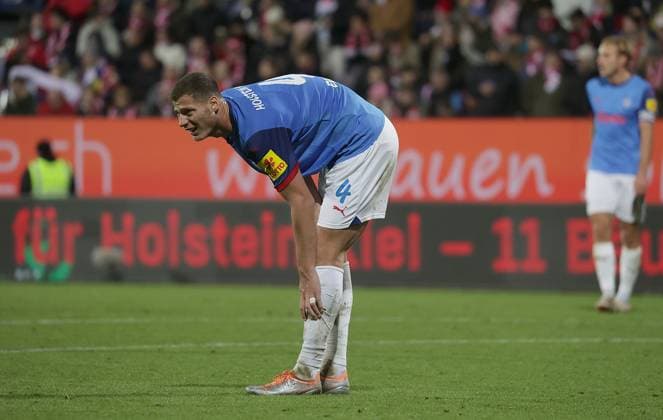 Patrick Erras (Holstein Kiel) enttaeuscht Fussball, Herren, Saison 2024 2025, 1.Liga,Holstein Stadion Kiel, Holstein Kiel gegen 1.FSV Mainz 05, 0-3 DFL REGULATIONS PROHIBIT ANY USE OF PHOTOGRAPHS AS IMAGE SEQUENCES AND OR QUASI-VIDEO. *** Patrick Erras Holstein Kiel enttaeuscht Football, Men, Season 2024 2025, 1 Liga,Holstein Stadion Kiel, Holstein Kiel vs 1 FSV Mainz 05, 0 3 DFL REGULATIONS PROHIBIT ANY USE OF PHOTOGRAPHS AS IMAGE SEQUENCES AND OR QUASI VIDEO