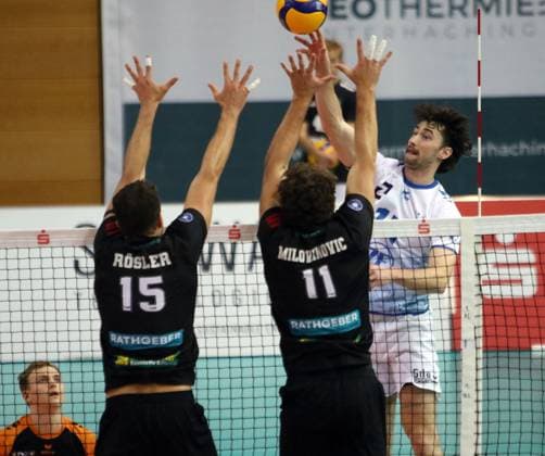 von links Lucas ROESLER (Haching), Marco MILOVANOVIC (Haching), George YOUNG (Friedrichshafen), He-Volleyball, DVV Pokal-Viertelfinal 2024 25, TSV Haching Muenchen vs VfB Friedrichshafen, Geothermie-Arena, Unterhaching, 24.11.24,