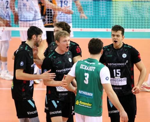 Hachinger Freude nach Punktgewinn, He-Volleyball, DVV Pokal-Viertelfinal 2024 25, TSV Haching Muenchen vs VfB Friedrichshafen, Geothermie-Arena, Unterhaching, 24.11.24,