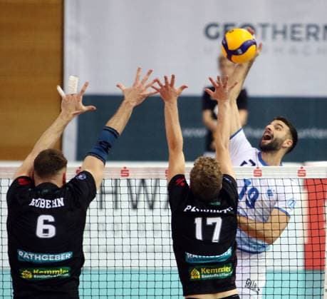 von links Georg HOBERN (Haching), Eric PADURETU (Haching), Ivan ZELJKOVIC (Friedrichshafen), He-Volleyball, DVV Pokal-Viertelfinal 2024 25, TSV Haching Muenchen vs VfB Friedrichshafen, Geothermie-Arena, Unterhaching, 24.11.24,