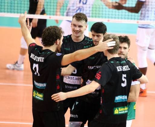 HNachinger Freude nach Punktgewinn, He-Volleyball, DVV Pokal-Viertelfinal 2024 25, TSV Haching Muenchen vs VfB Friedrichshafen, Geothermie-Arena, Unterhaching, 24.11.24,